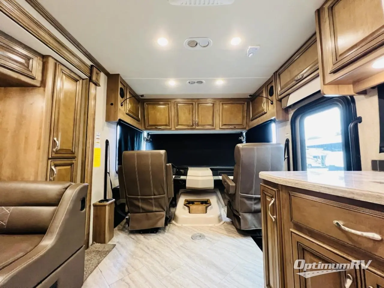 2019 Fleetwood Bounder 33C Photo 6