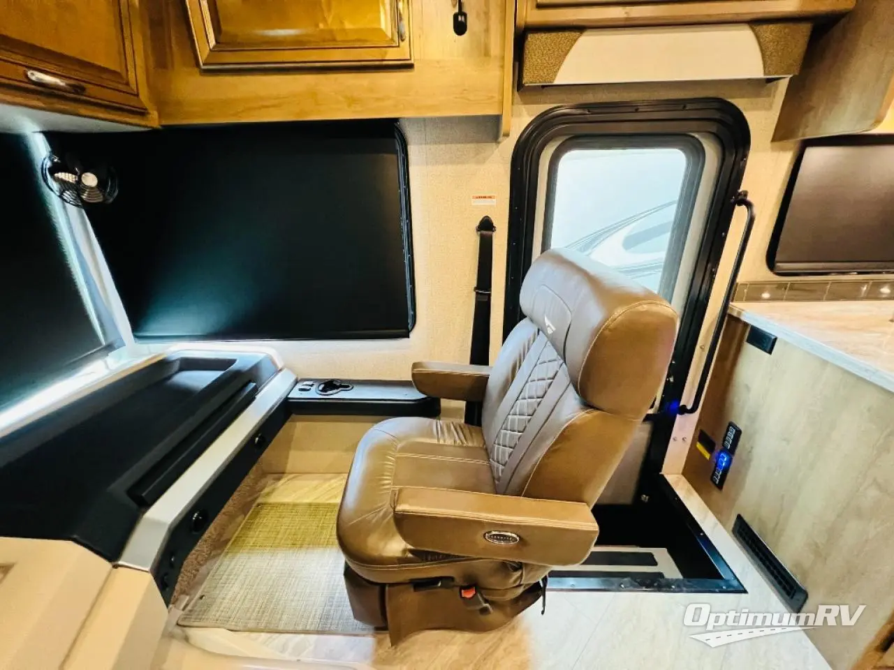 2019 Fleetwood Bounder 33C Photo 9