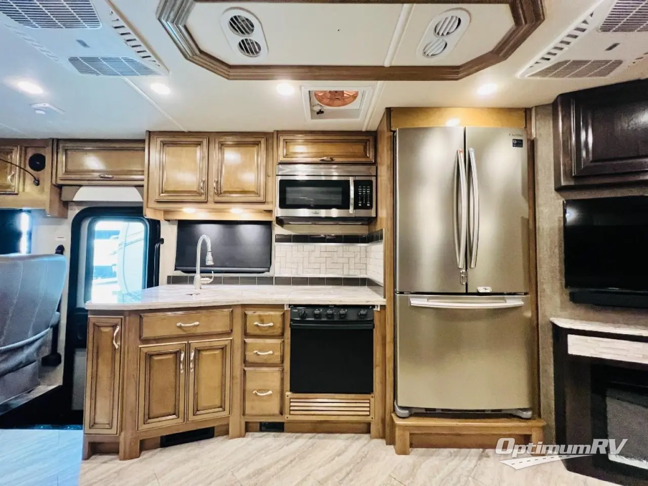 2019 Fleetwood Bounder 33C Photo 10