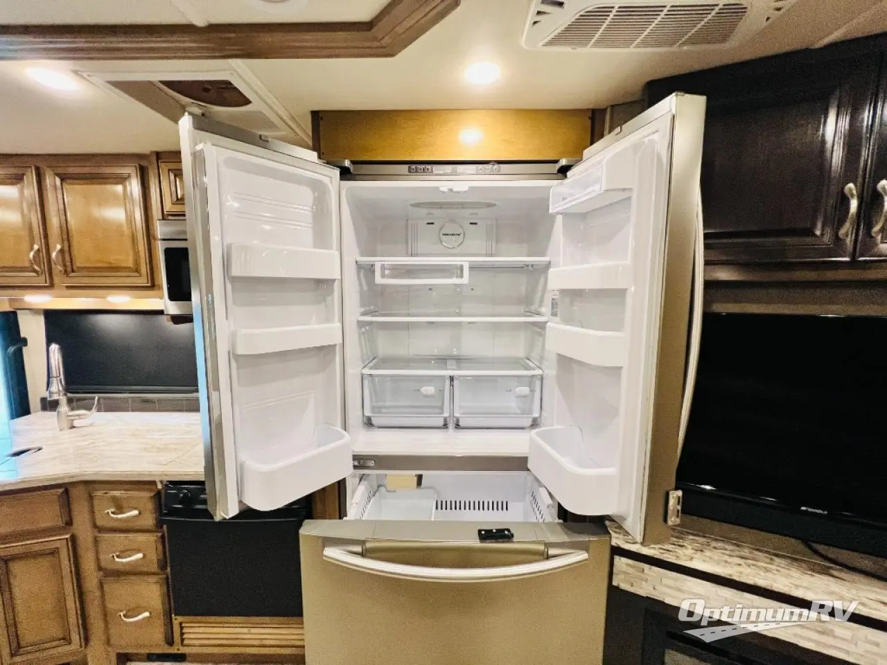 2019 Fleetwood Bounder 33C Photo 14