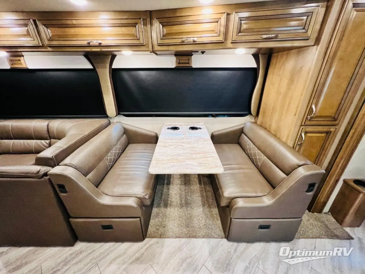 2019 Fleetwood Bounder 33C Photo 16