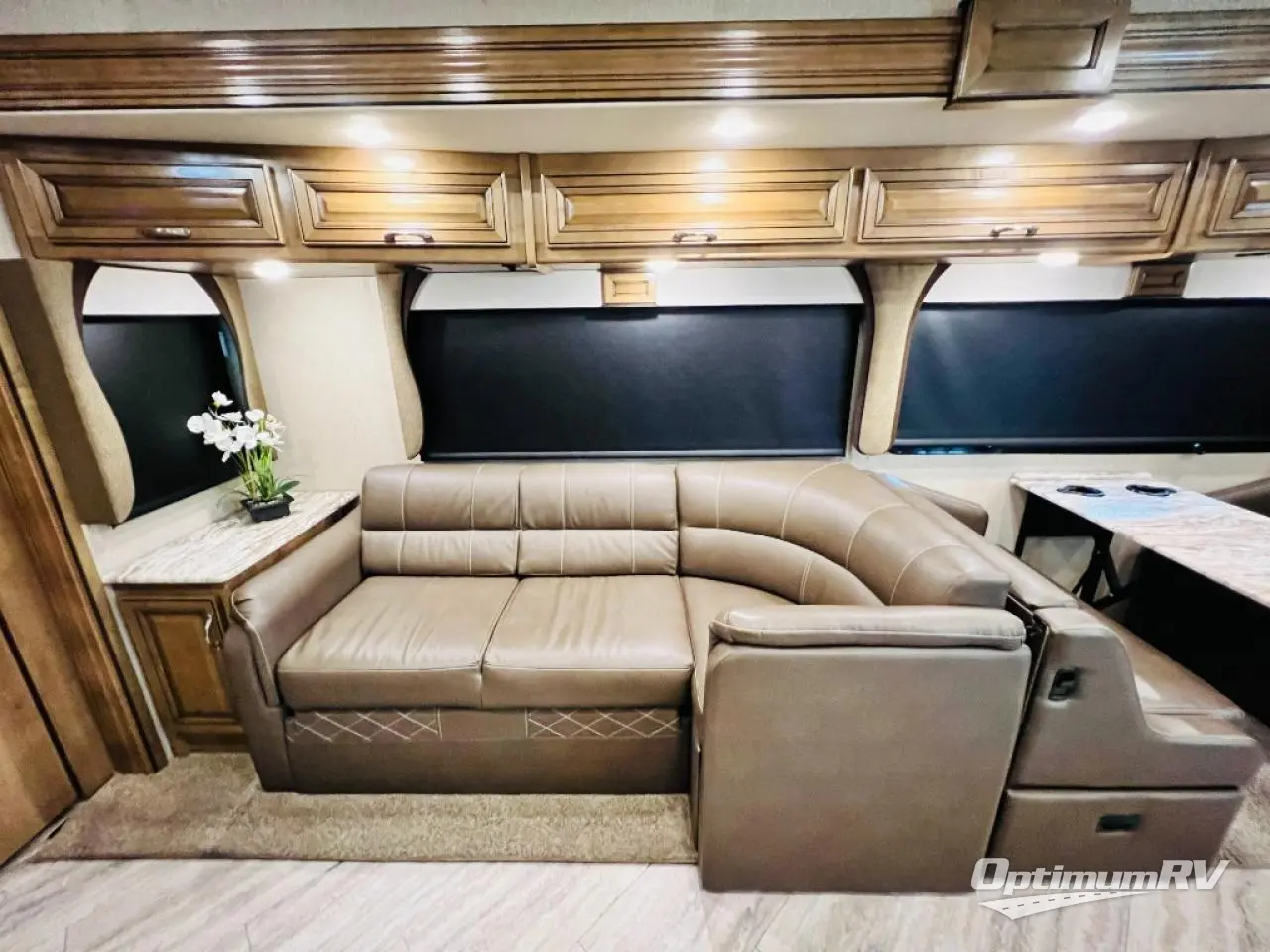 2019 Fleetwood Bounder 33C Photo 17