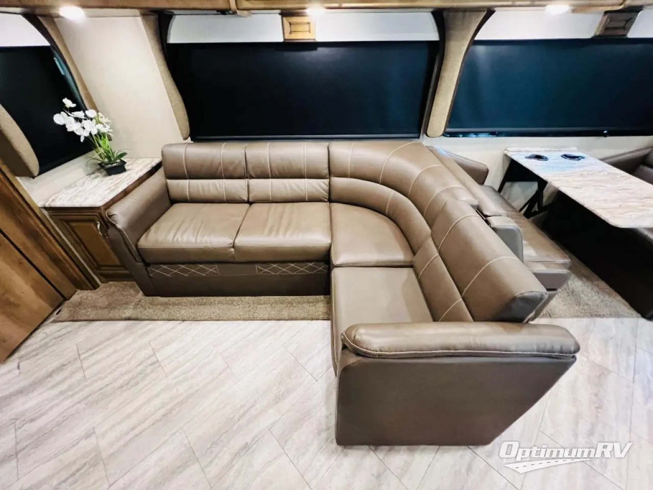 2019 Fleetwood Bounder 33C Photo 18