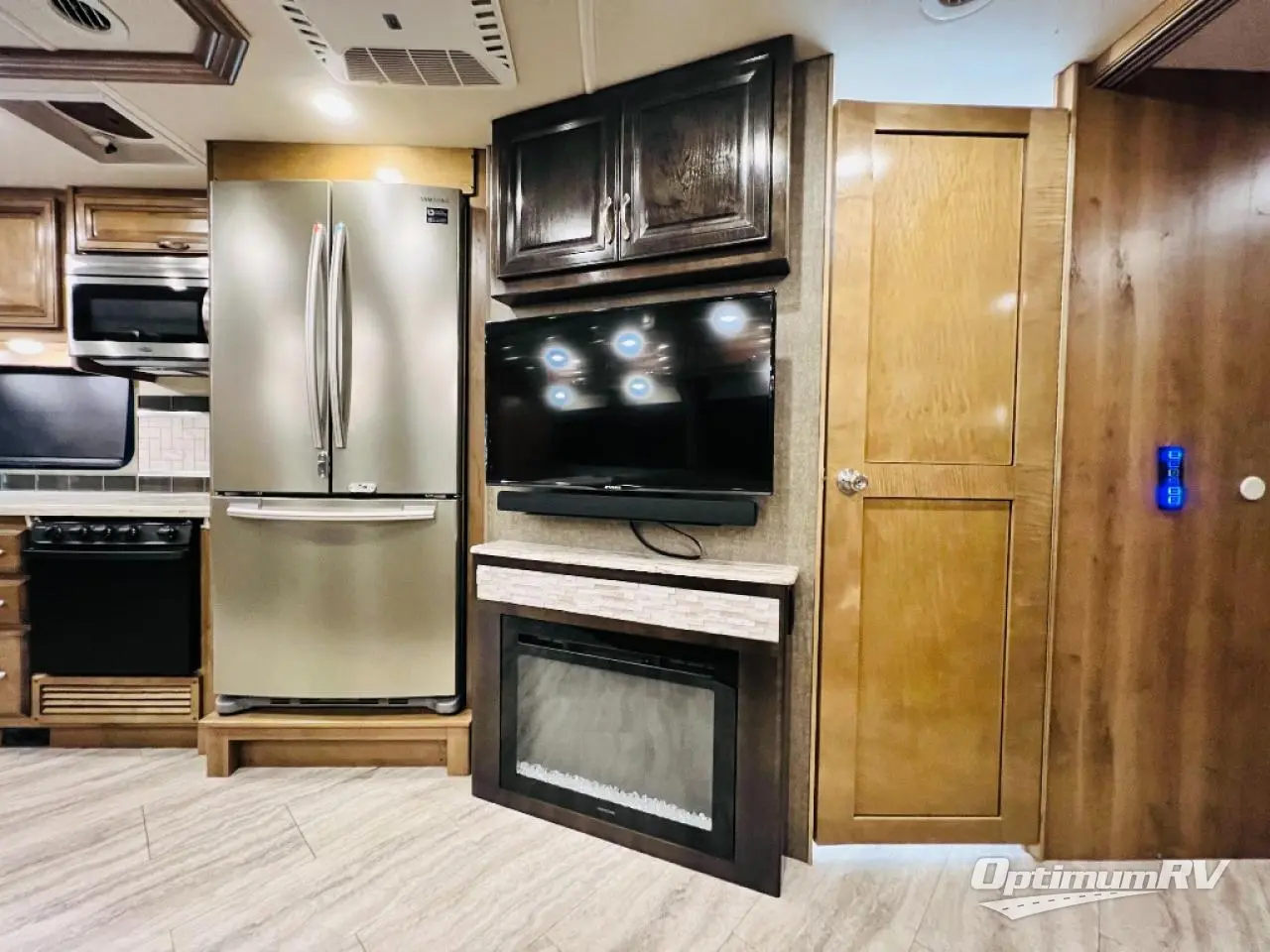 2019 Fleetwood Bounder 33C Photo 19