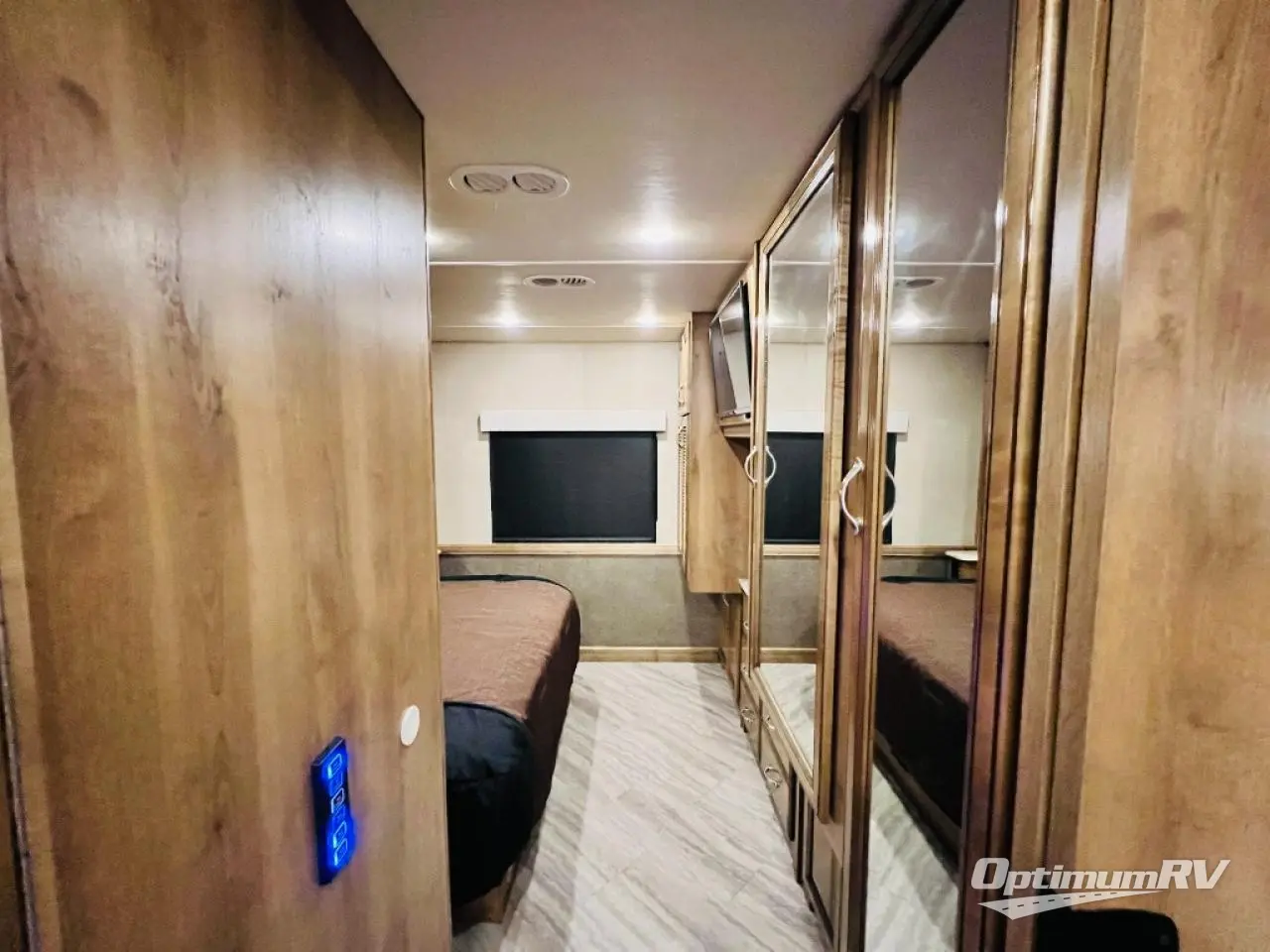 2019 Fleetwood Bounder 33C Photo 25