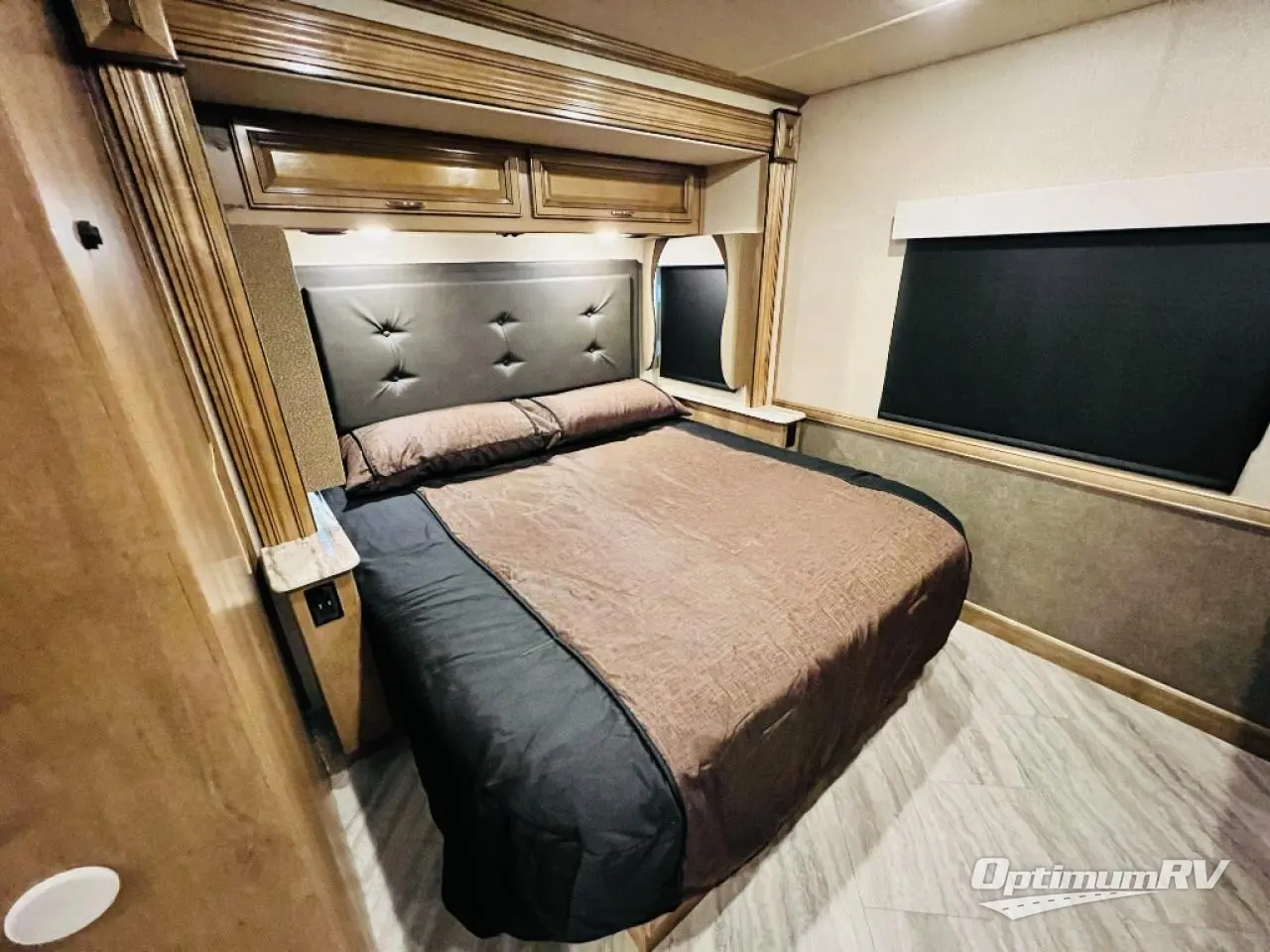 2019 Fleetwood Bounder 33C Photo 26