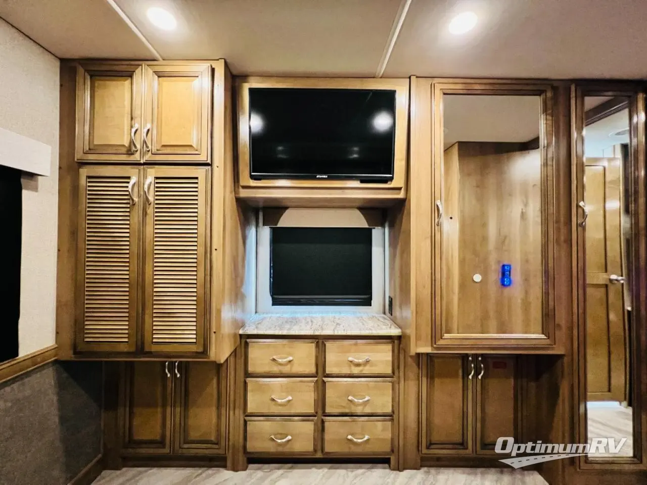 2019 Fleetwood Bounder 33C Photo 28