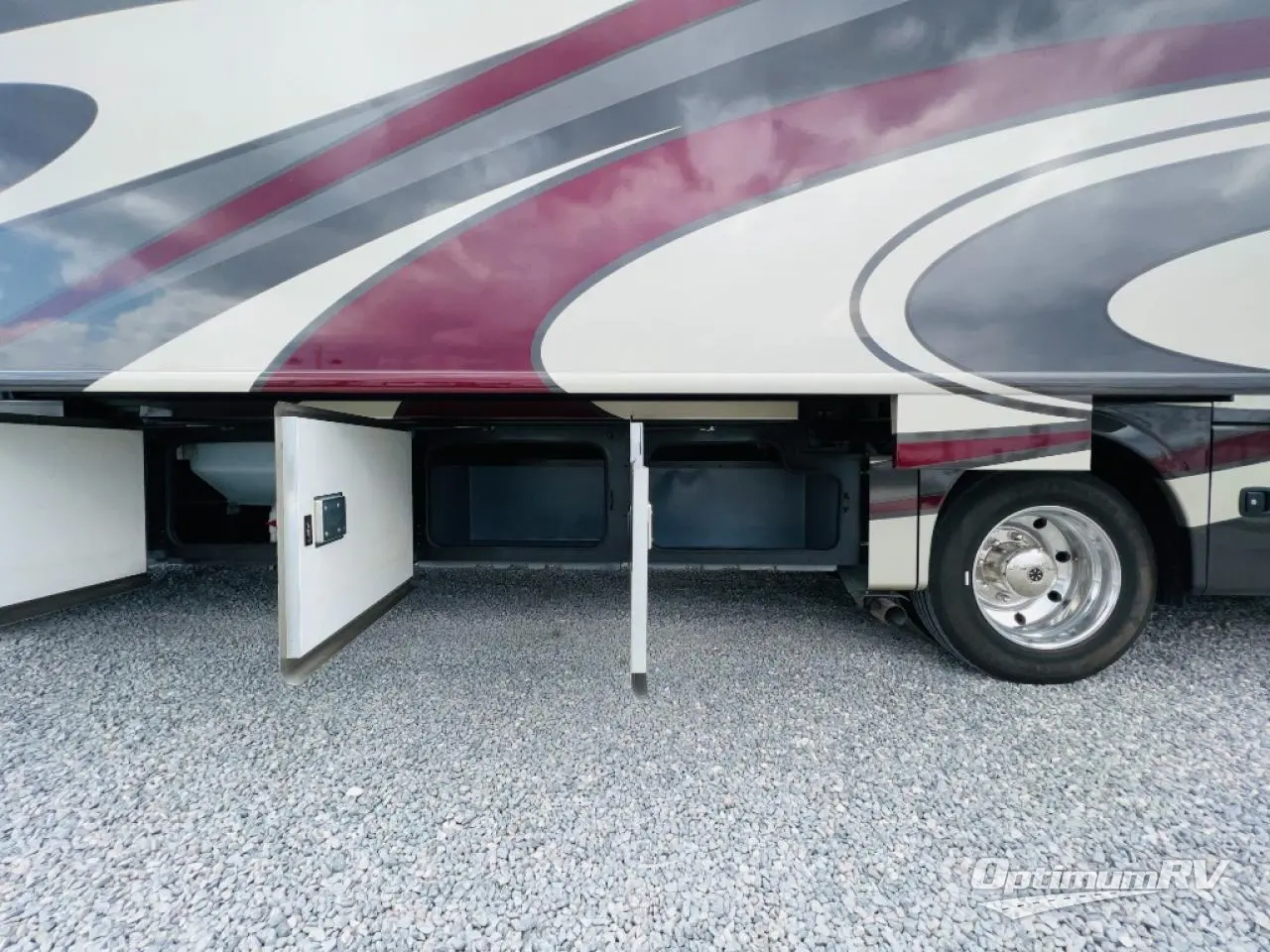 2019 Fleetwood Bounder 33C Photo 31