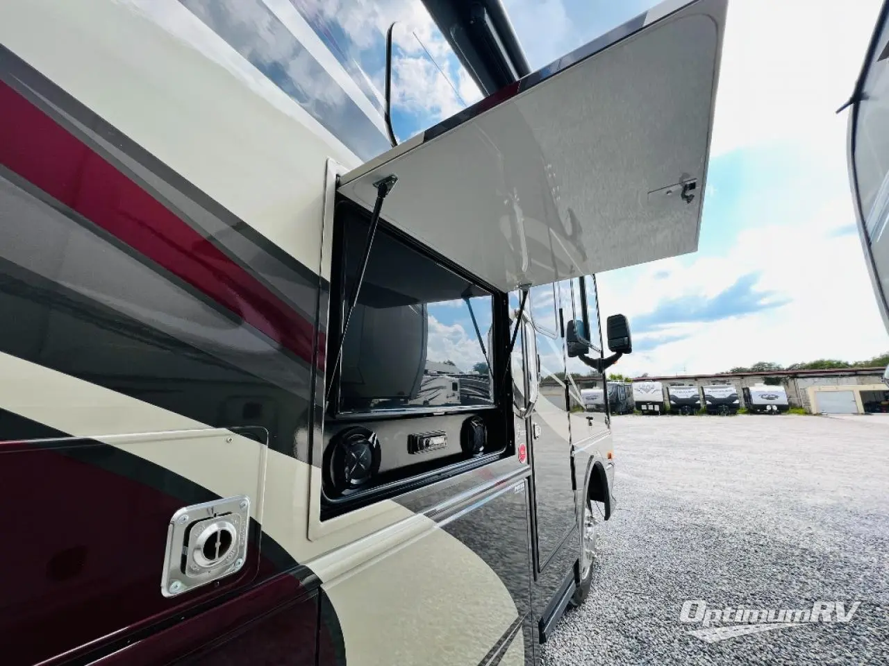 2019 Fleetwood Bounder 33C Photo 33