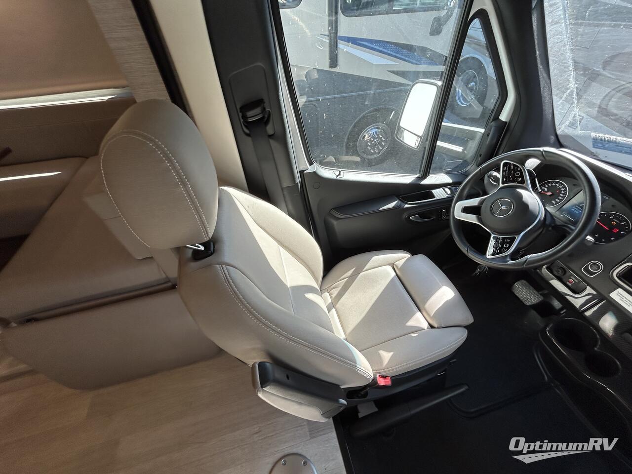 2022 Winnebago Navion 24D Photo 7