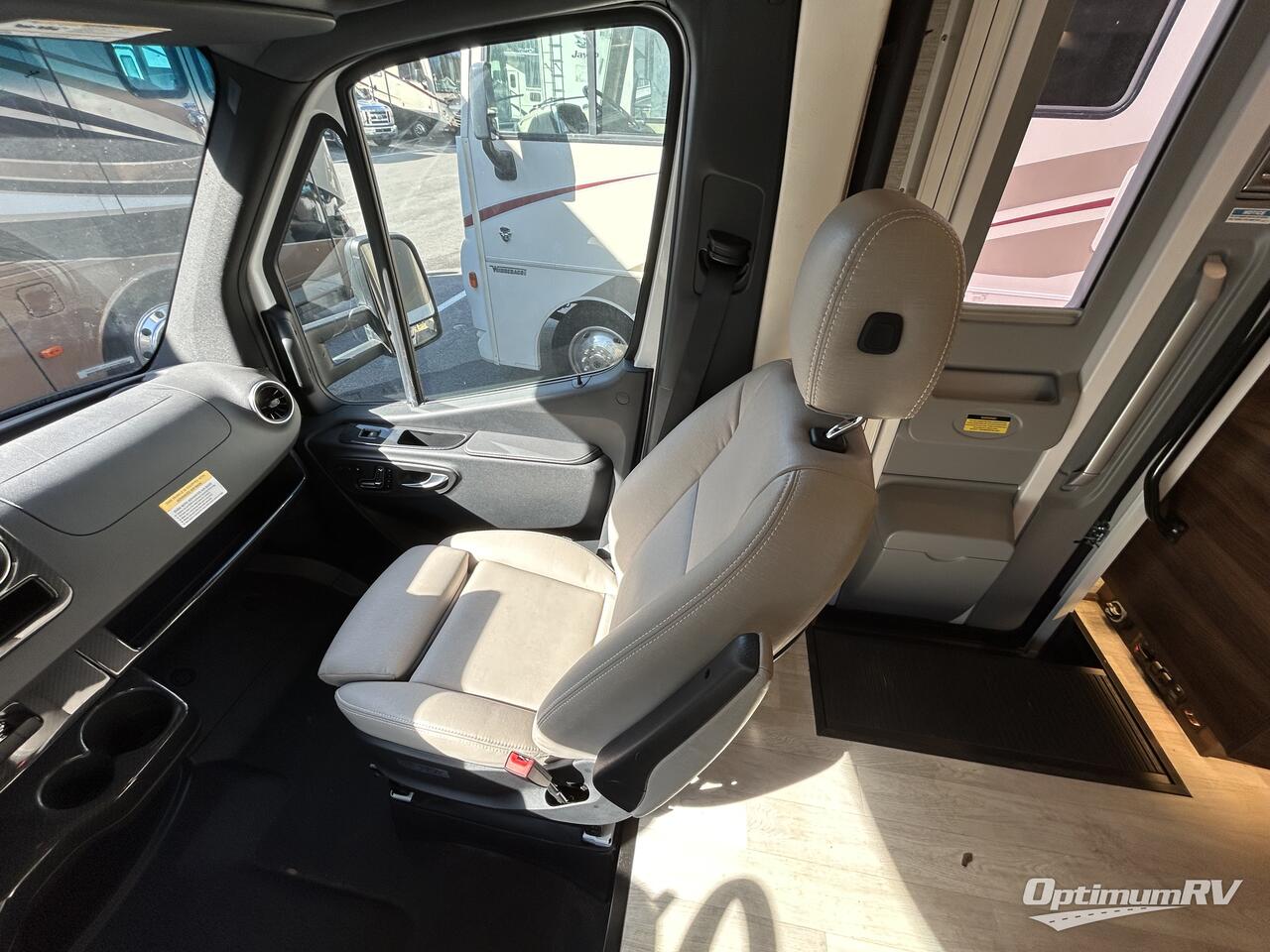 2022 Winnebago Navion 24D Photo 9