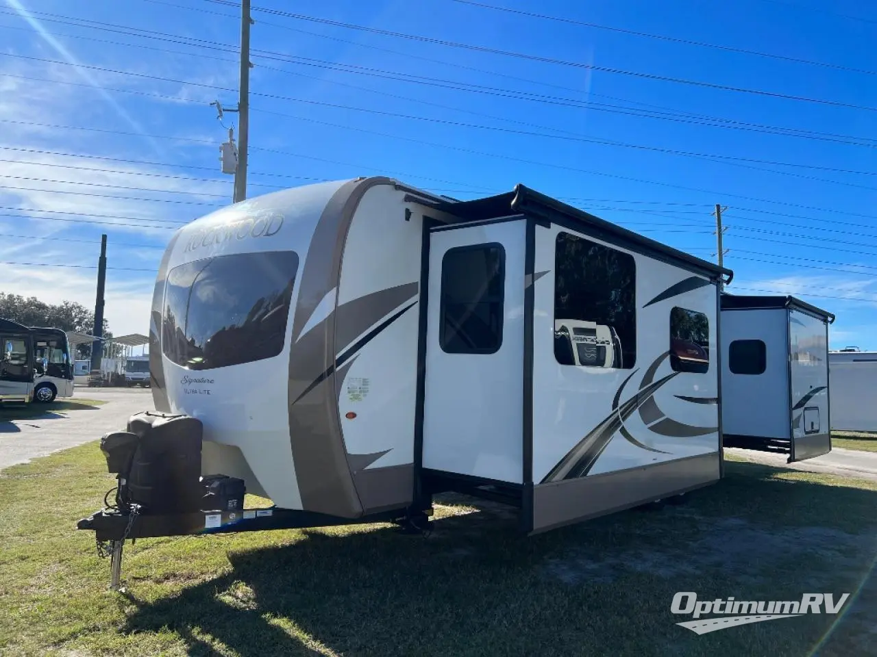 2014 Forest River Rockwood Signature Ultra Lite 8335BSS Photo 2