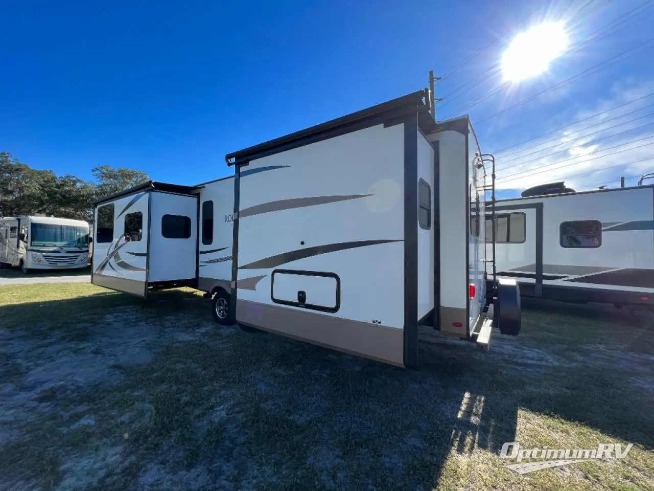 2014 Forest River Rockwood Signature Ultra Lite 8335BSS Photo 3