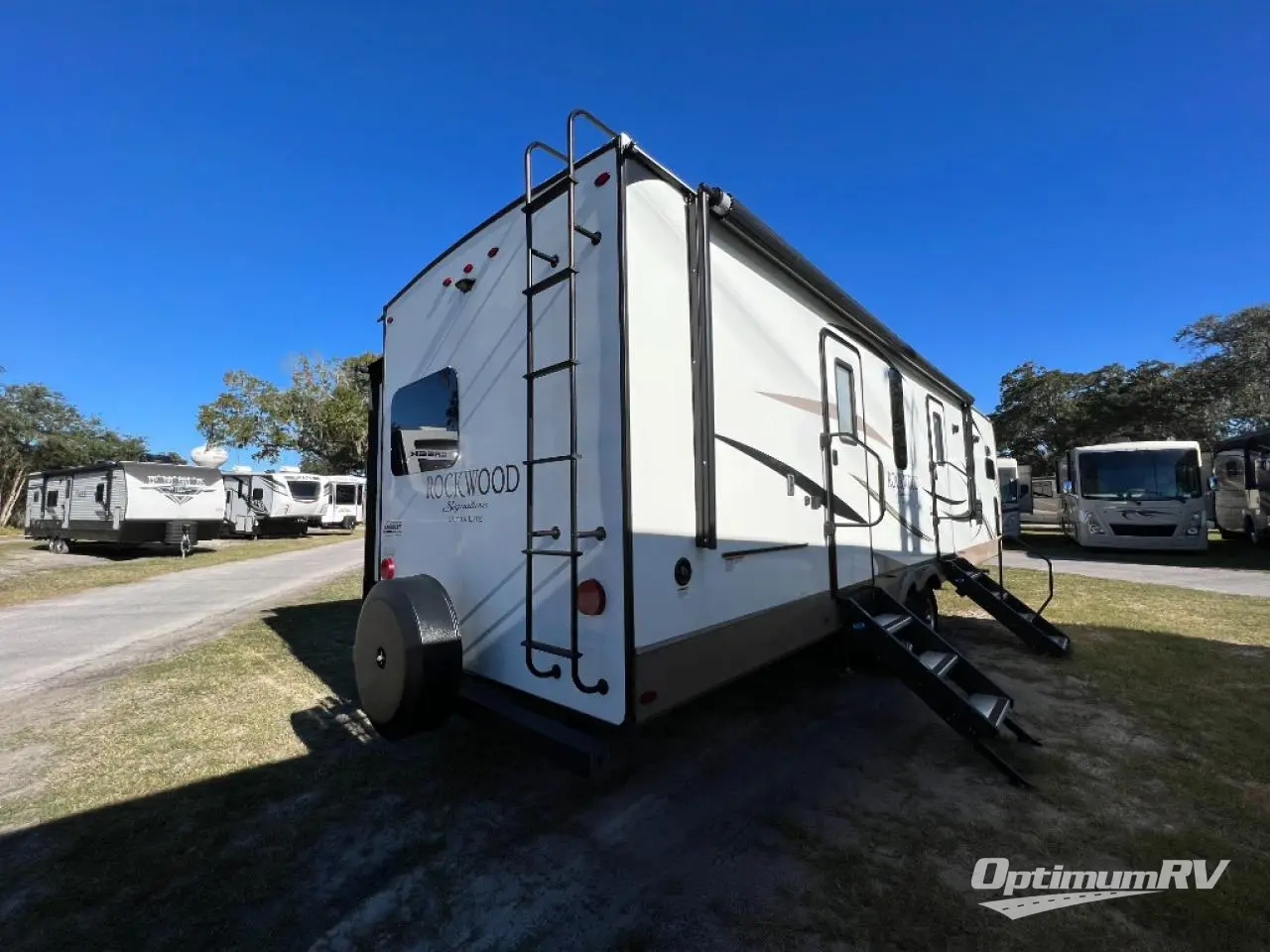2014 Forest River Rockwood Signature Ultra Lite 8335BSS Photo 4