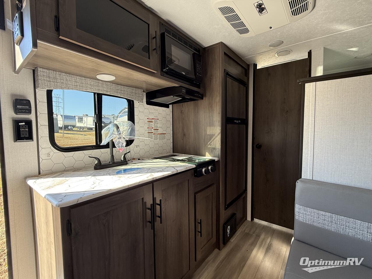 2023 Coachmen Clipper Ultra-Lite 17BH Photo 6