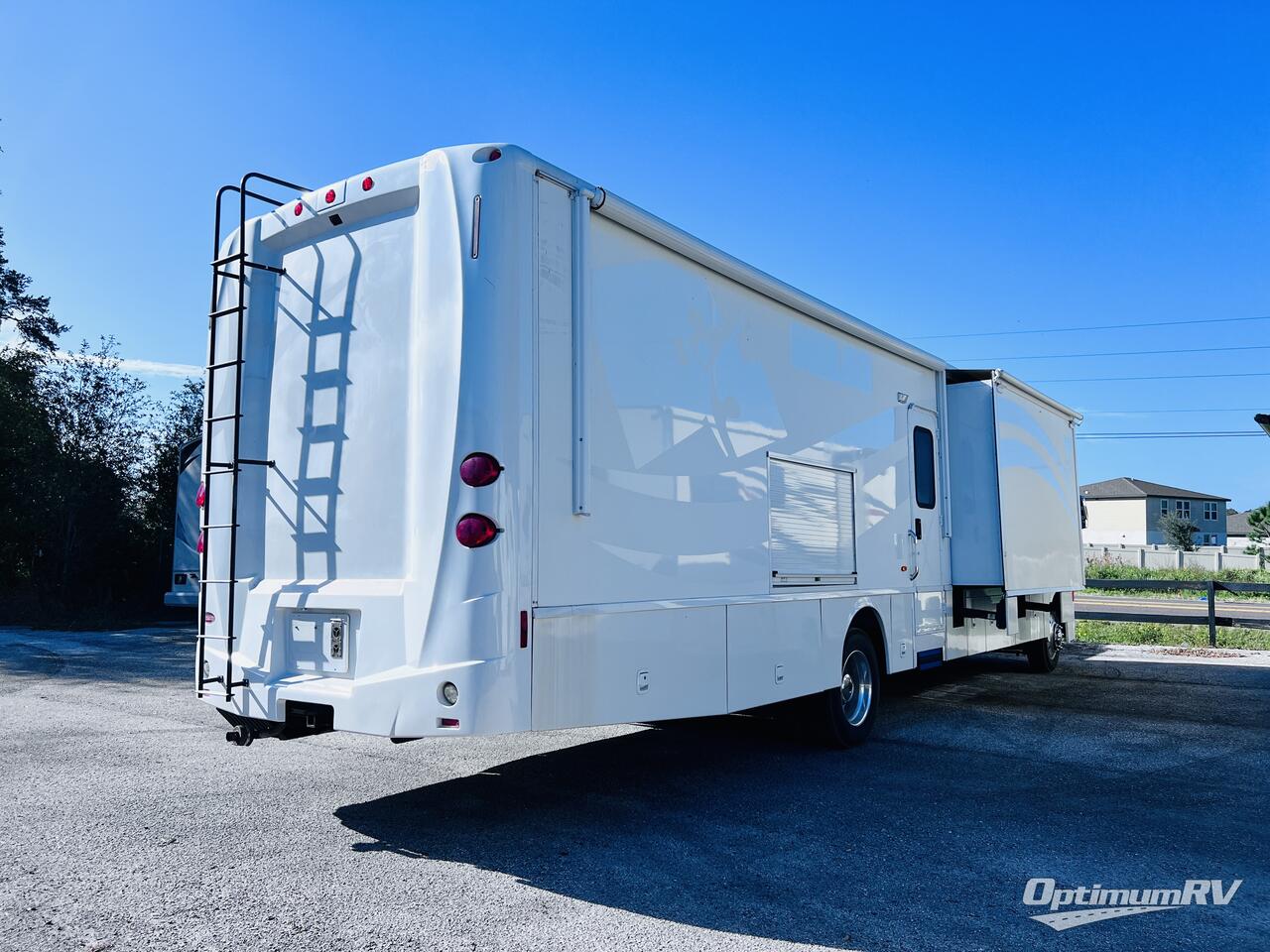 2013 Winnebago Adventurer 37F Photo 3