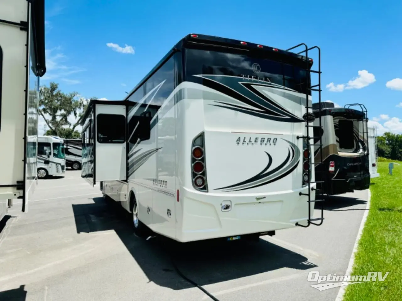 2017 Tiffin Allegro 32 SA Photo 3