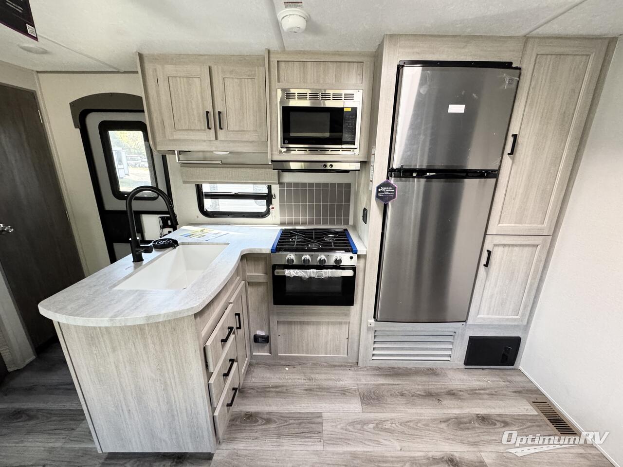 2025 Coachmen Catalina Legacy Edition 293TQBSCK Photo 8