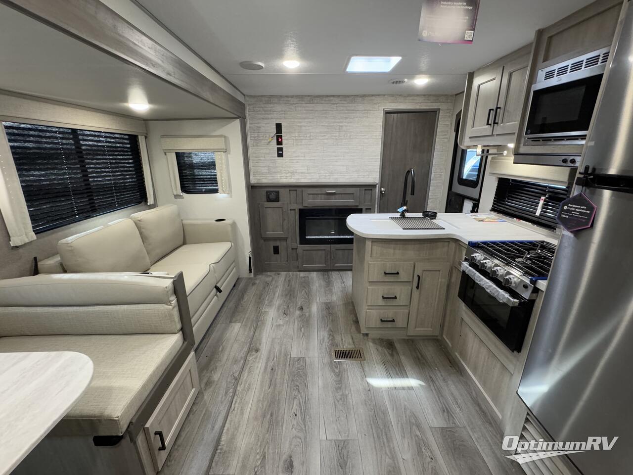 2025 Coachmen Catalina Legacy Edition 343BHTS Photo 5