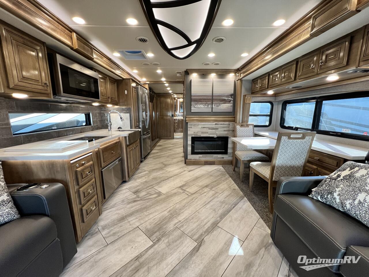 2021 Fleetwood Discovery LXE 40M Photo 2