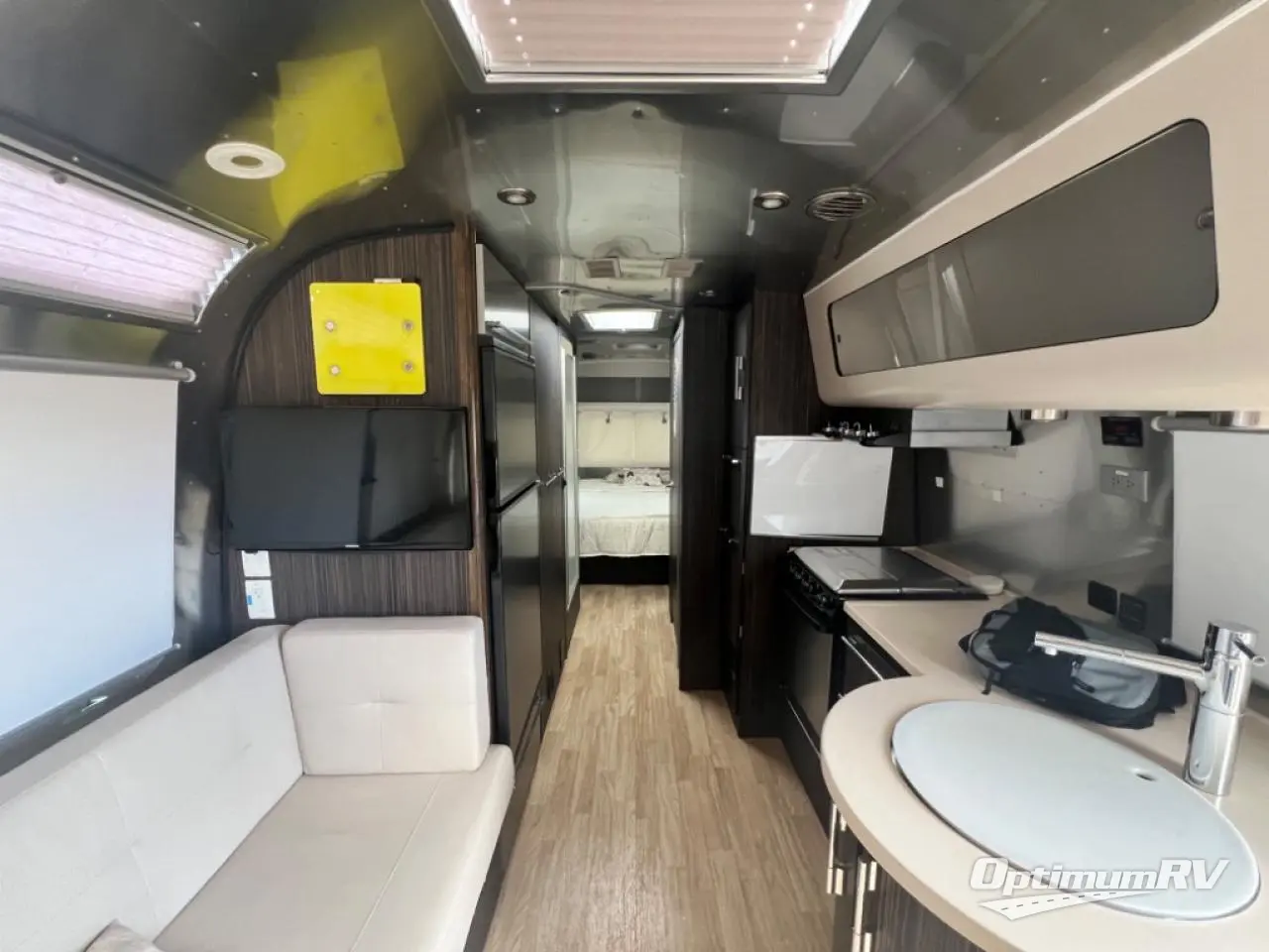 2016 Airstream International Signature 27FB Photo 5