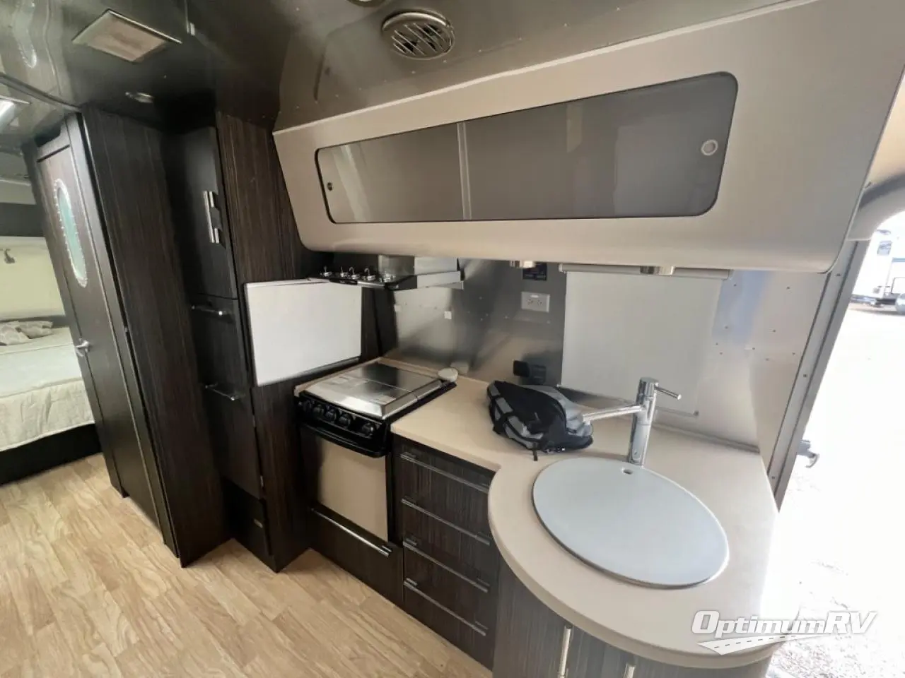 2016 Airstream International Signature 27FB Photo 6