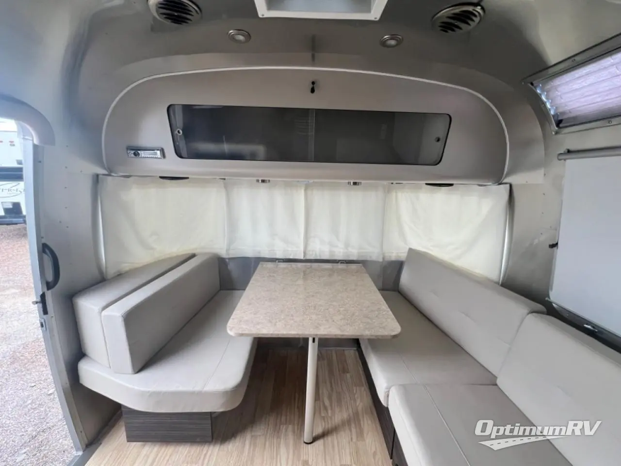 2016 Airstream International Signature 27FB Photo 9