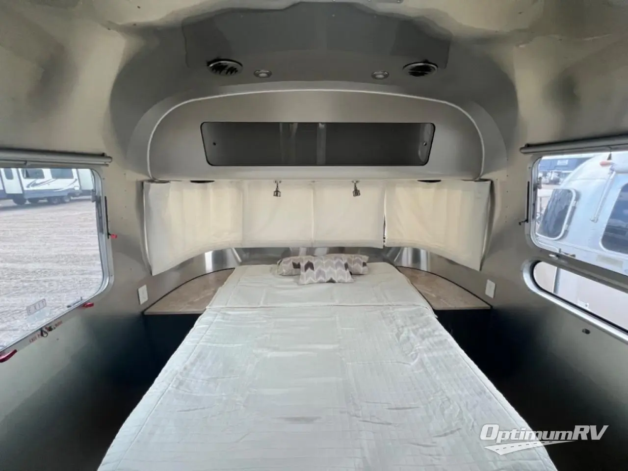 2016 Airstream International Signature 27FB Photo 14