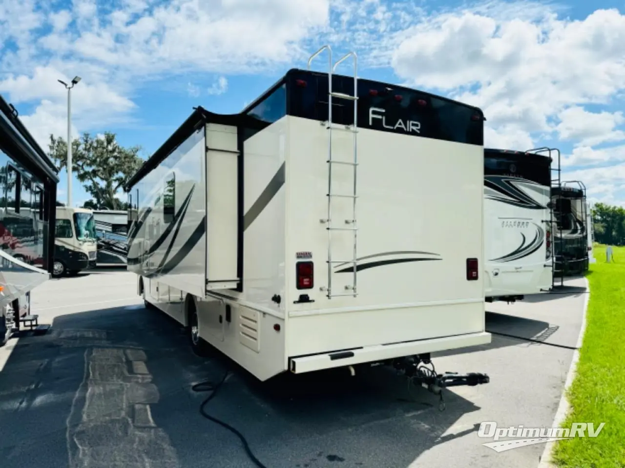 2019 Fleetwood Flair 32S Photo 2