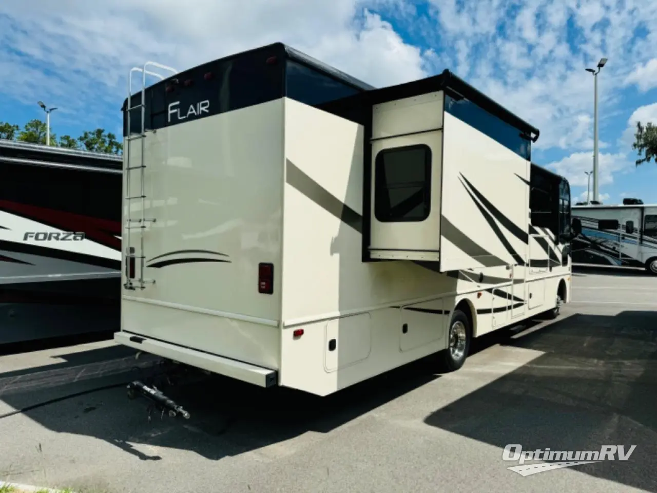 2019 Fleetwood Flair 32S Photo 3