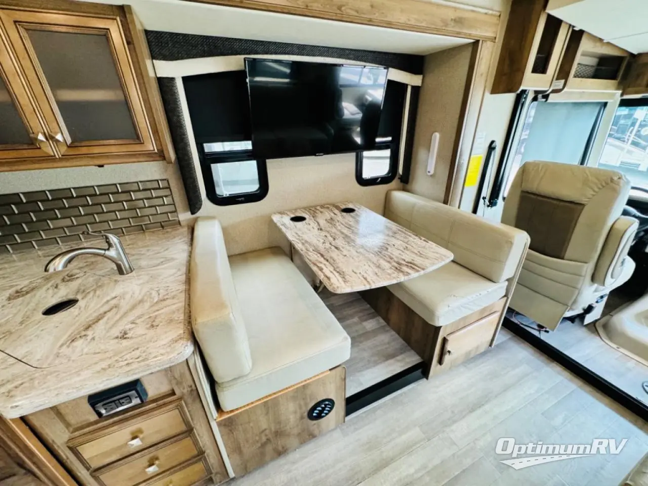 2019 Fleetwood Flair 32S Photo 10