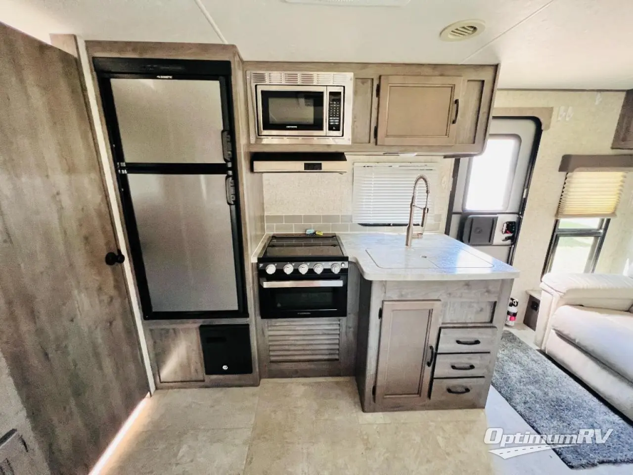 2020 Coachmen Apex Ultra-Lite 253RLS Photo 9