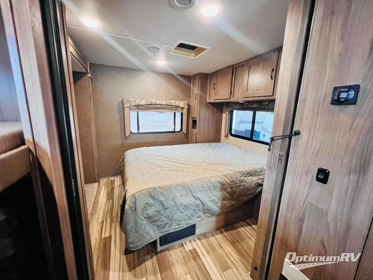 2017 Coachmen Freelander 31BH Ford 450 Photo 17