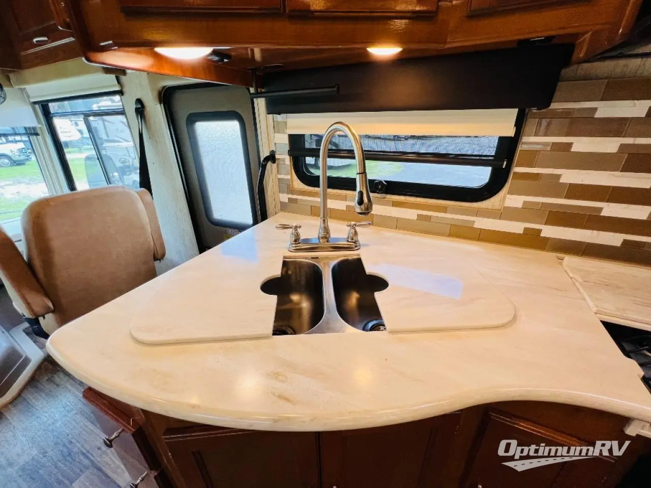 2018 Coachmen Mirada 35LS Photo 13