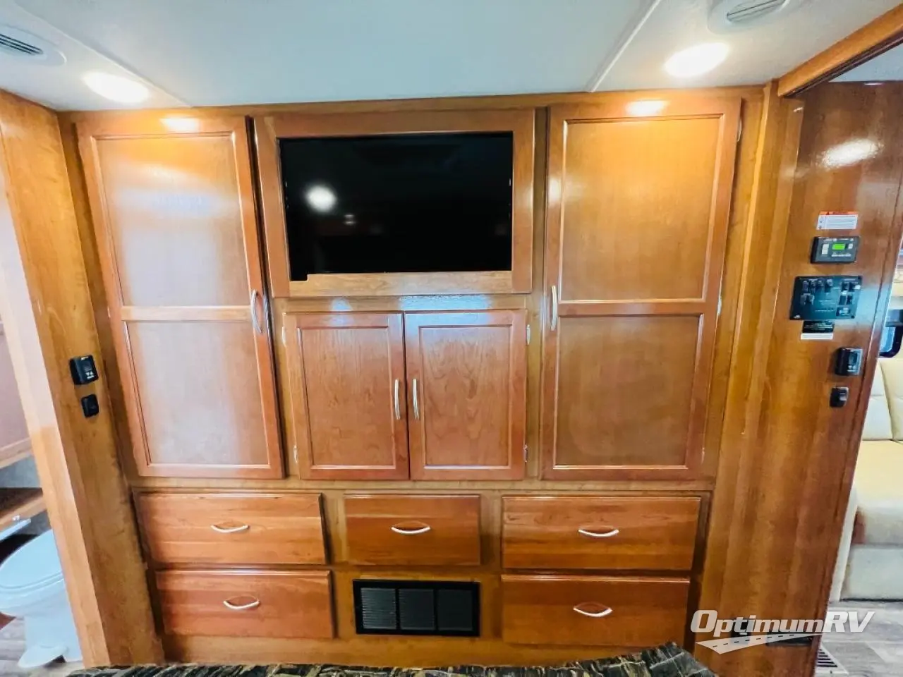 2018 Coachmen Mirada 35LS Photo 23