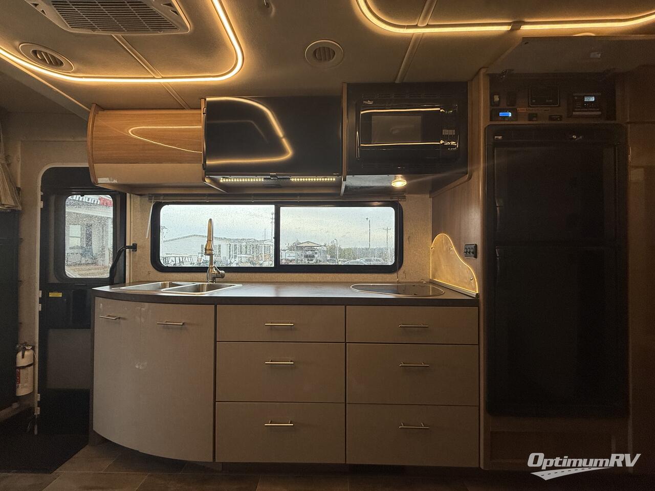 2018 Winnebago Navion 24D Photo 7