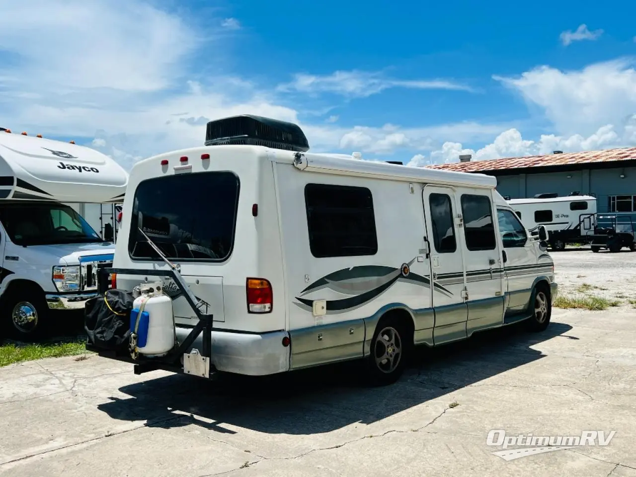 2002 Winnebago Rialta 22QD Photo 2