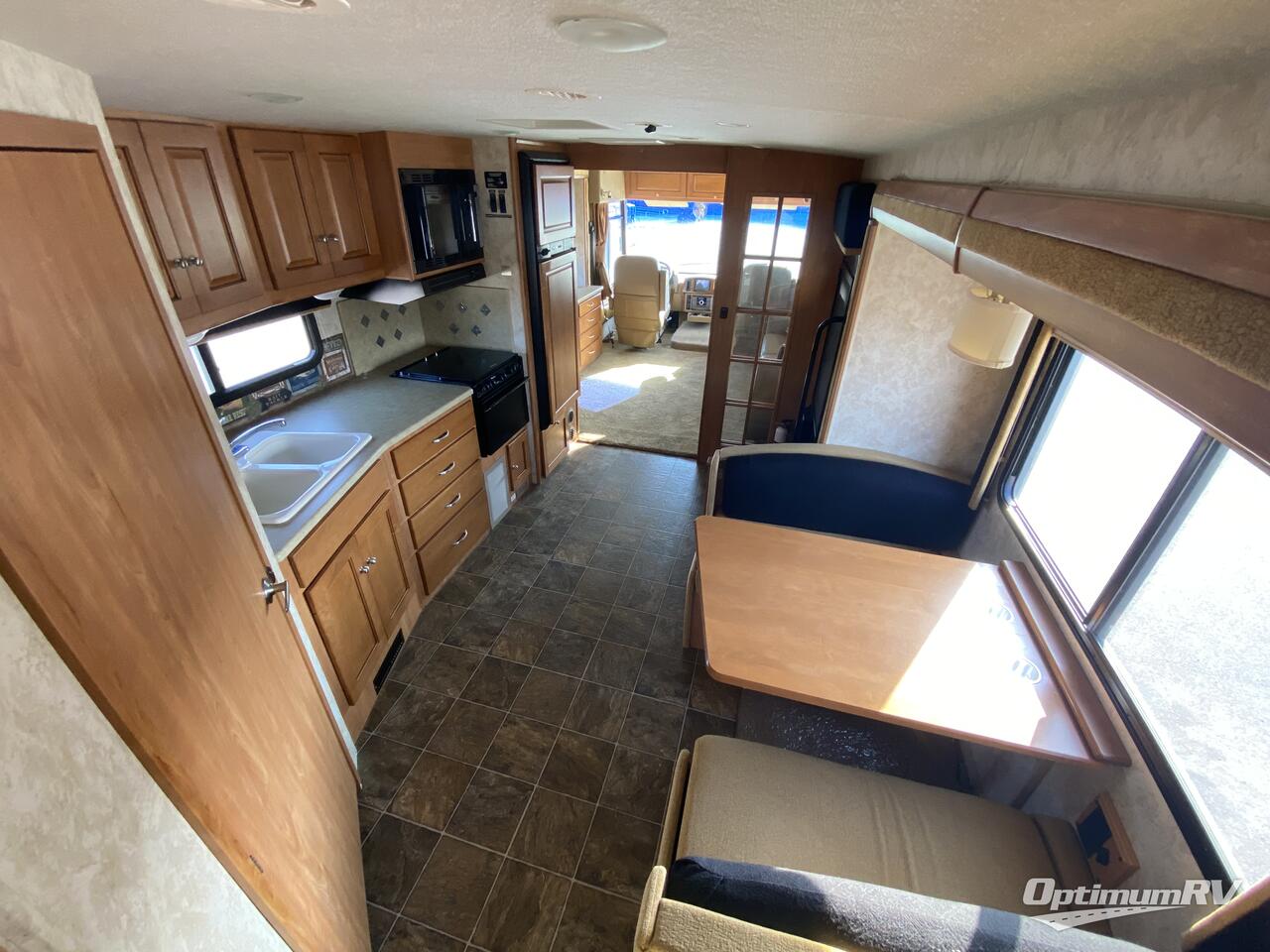 2010 Winnebago Sightseer 37L Photo 6