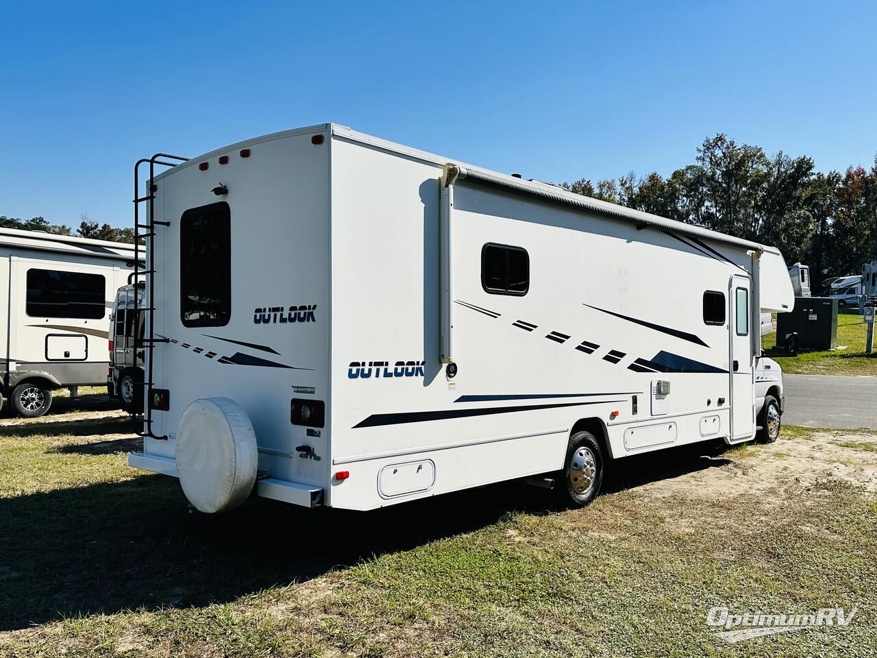 2019 Winnebago Outlook 31N Photo 2