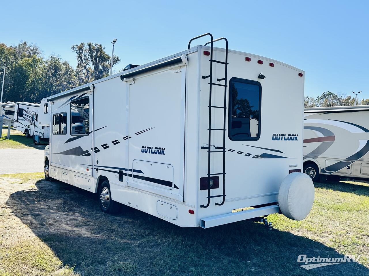 2019 Winnebago Outlook 31N Photo 3