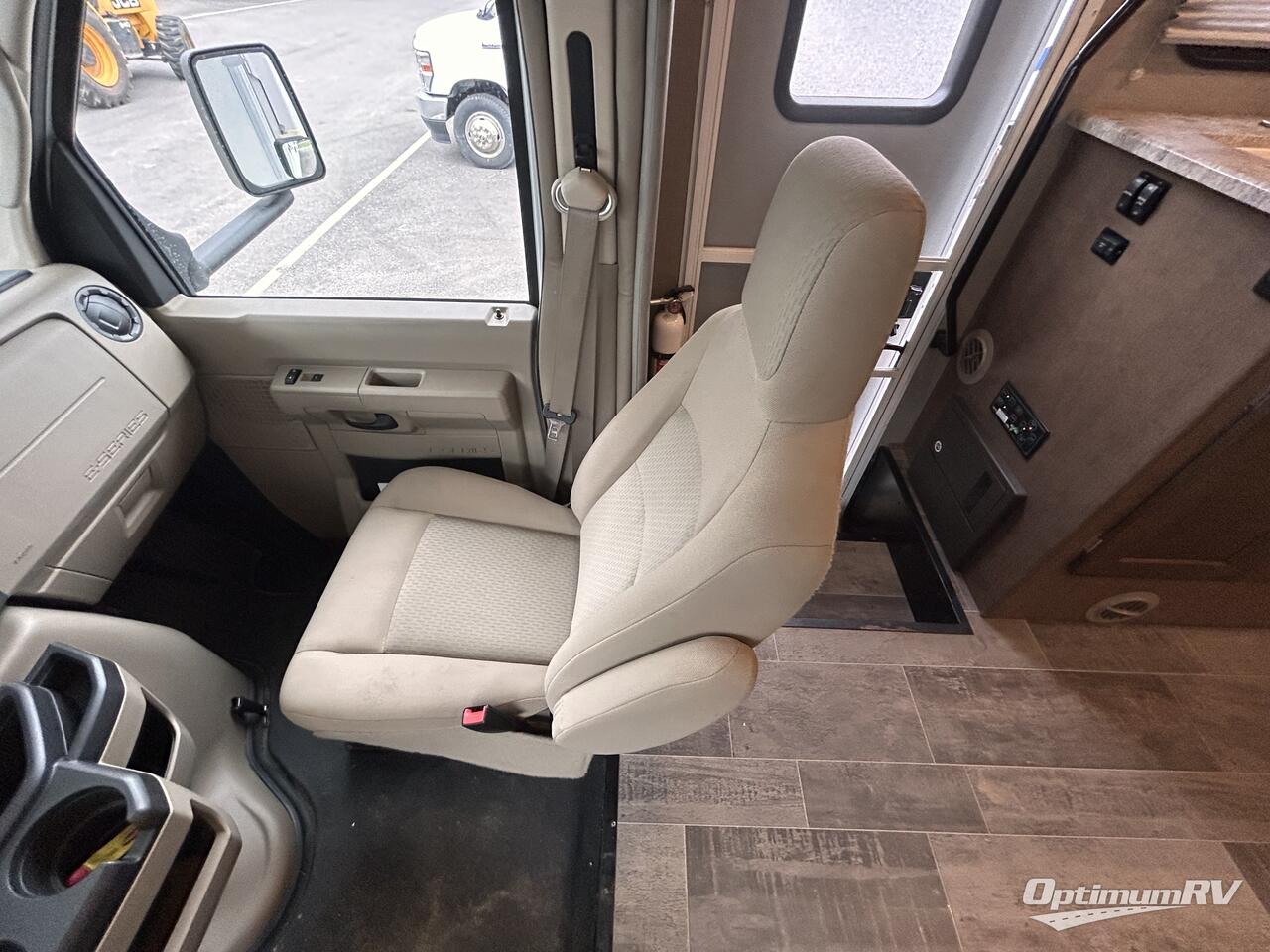 2019 Winnebago Outlook 31N Photo 10