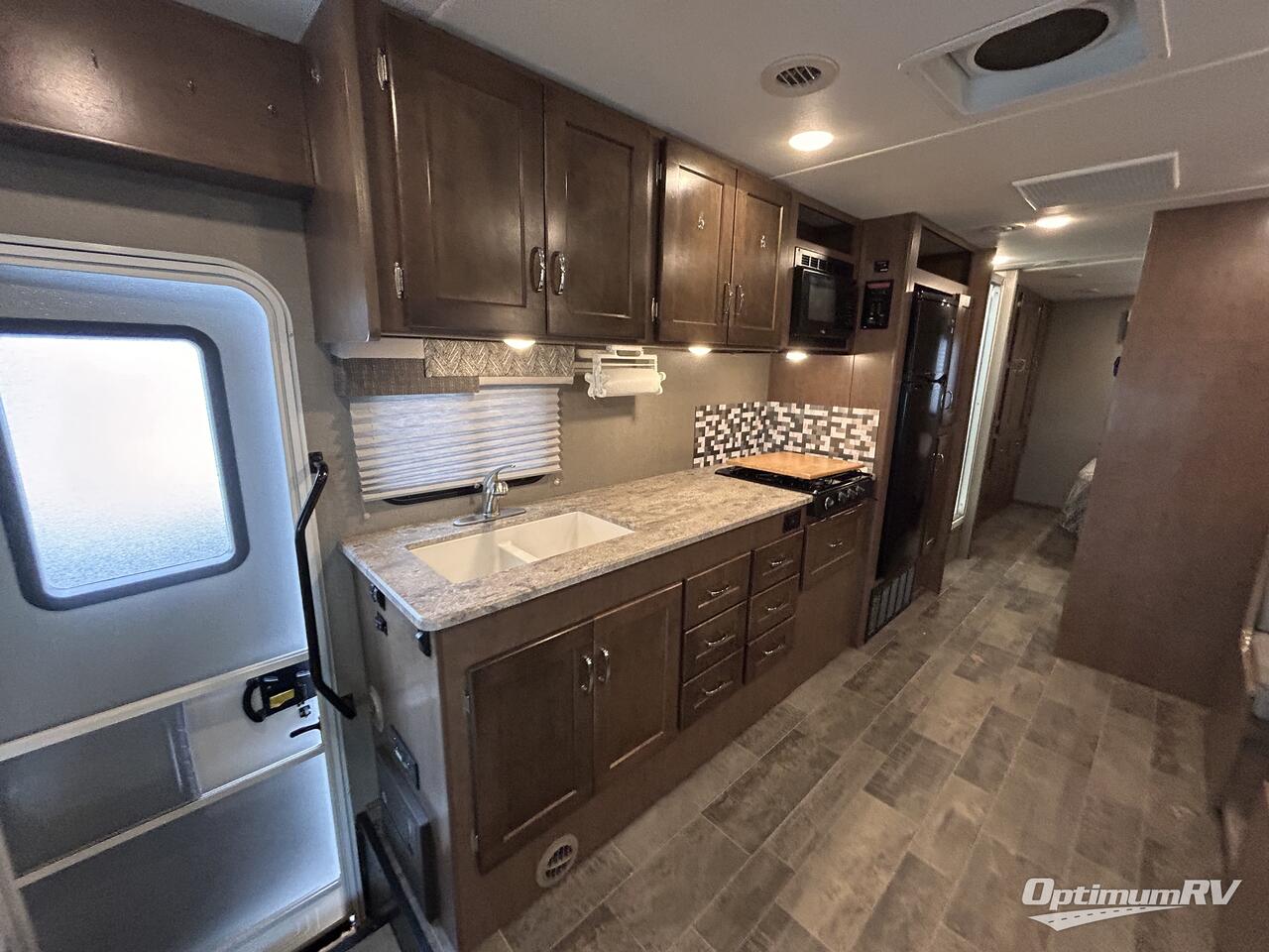 2019 Winnebago Outlook 31N Photo 13