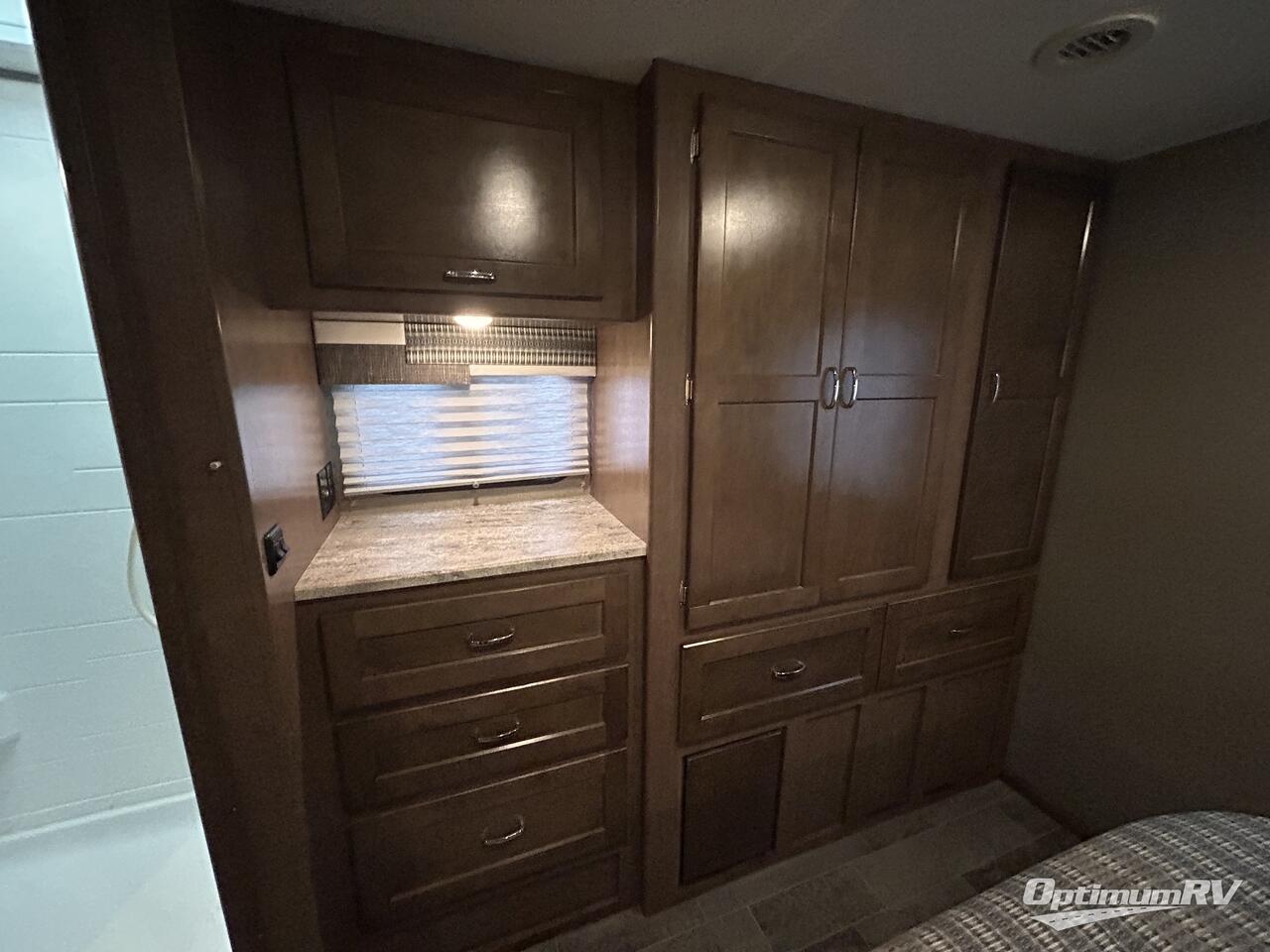 2019 Winnebago Outlook 31N Photo 19