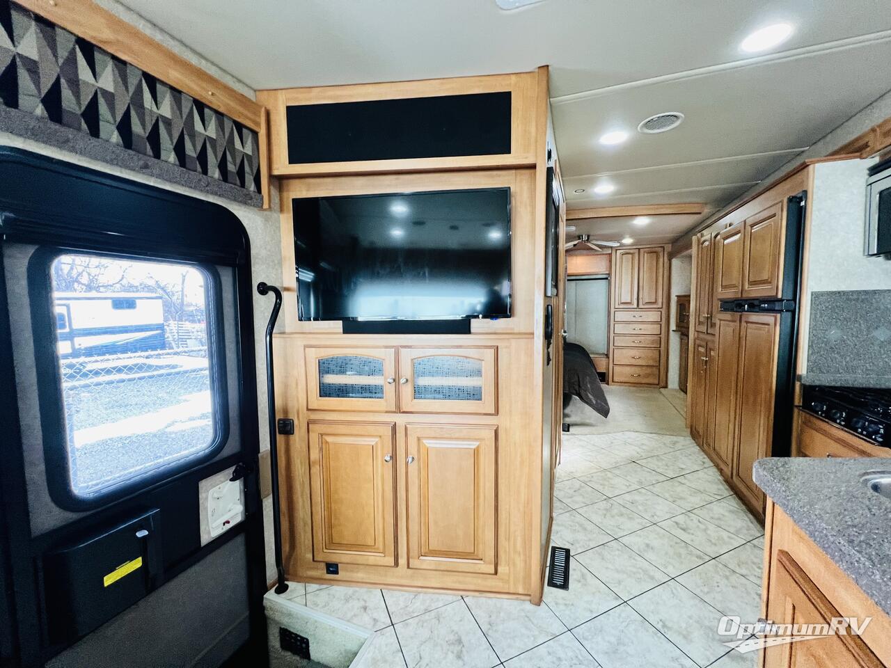 2011 Winnebago Adventurer 35P Photo 8