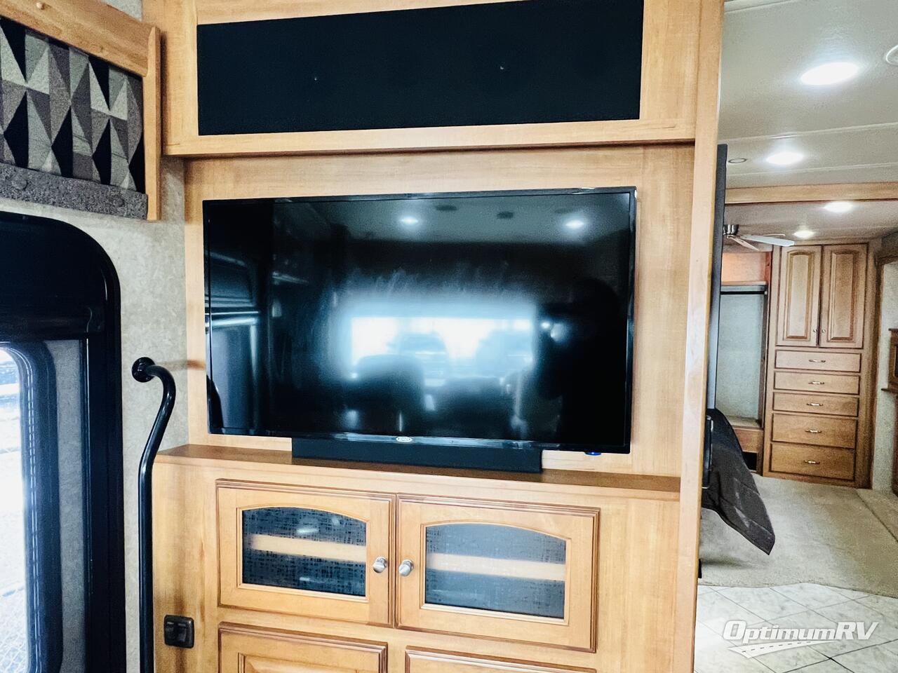 2011 Winnebago Adventurer 35P Photo 9