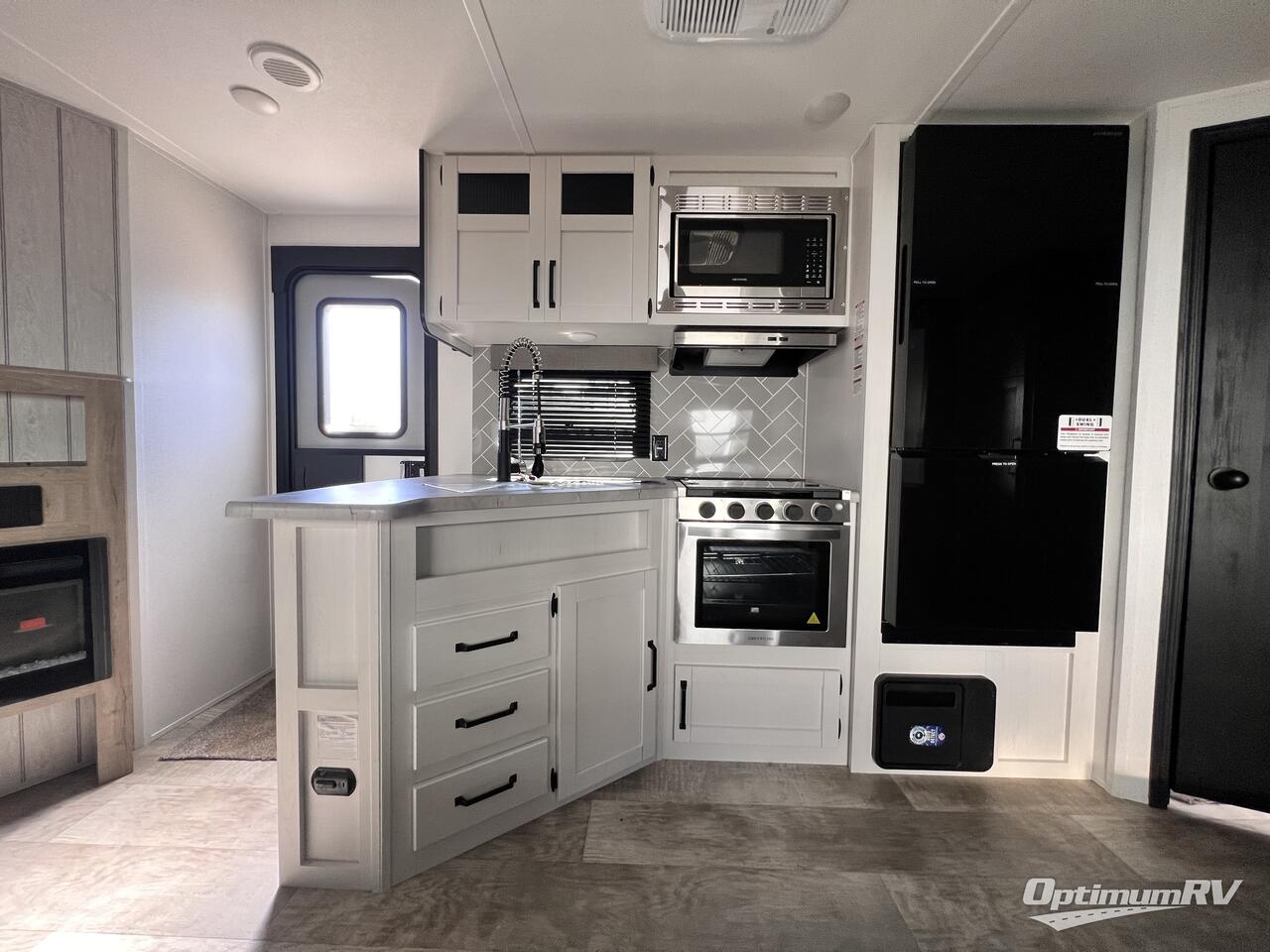2025 Palomino Puma 32BHQS Photo 10