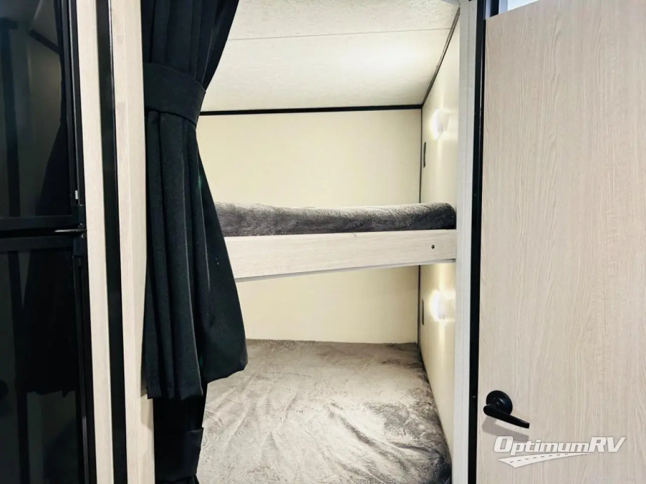 2022 Coachmen Apex Ultra-Lite 245BHS Photo 13