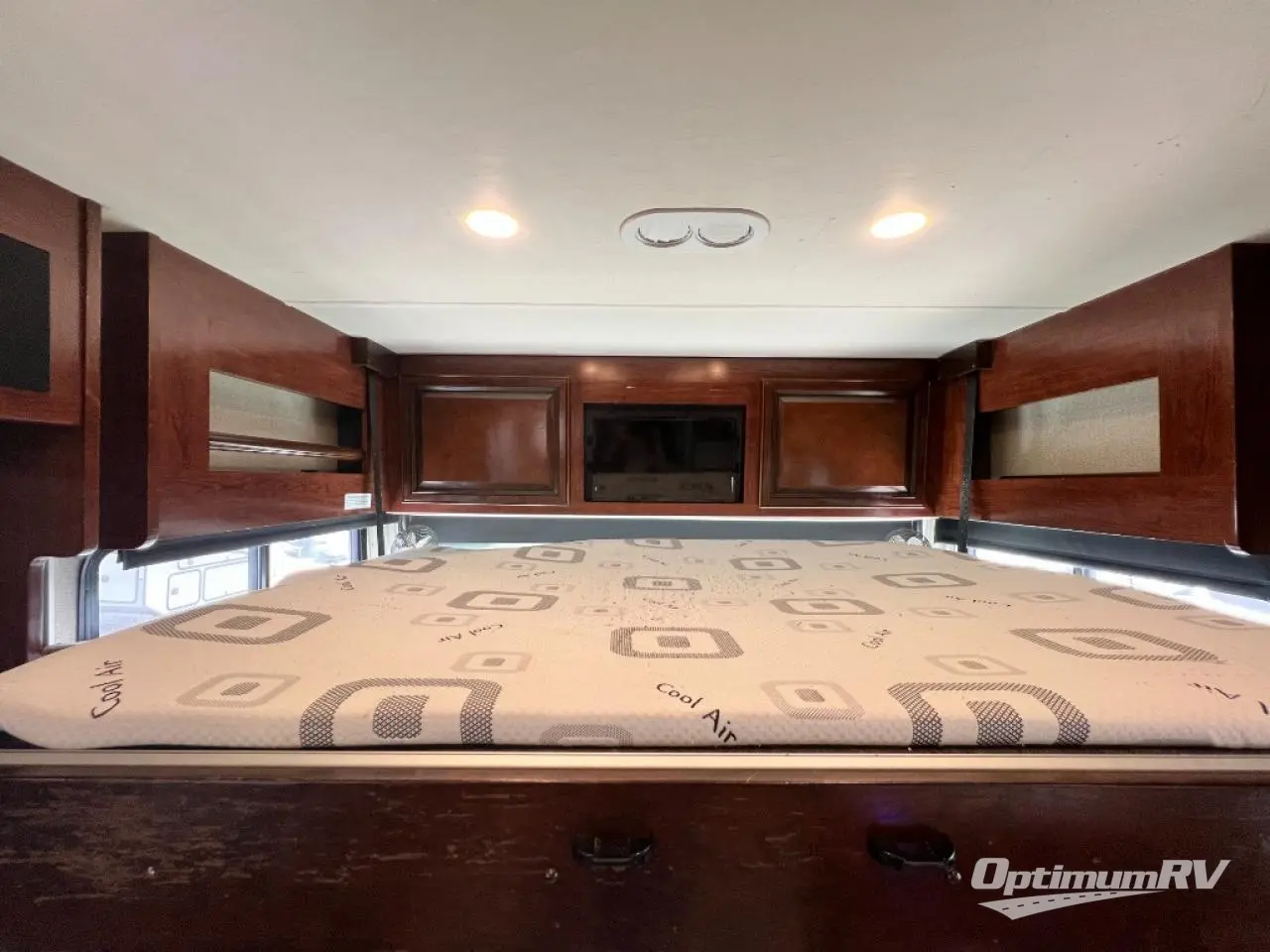 2019 Fleetwood Bounder 35K Photo 10