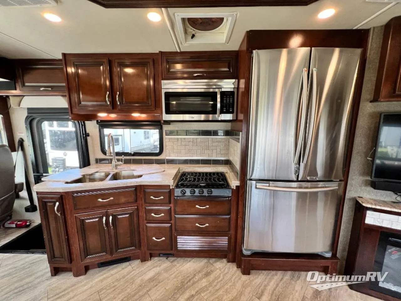 2019 Fleetwood Bounder 35K Photo 15