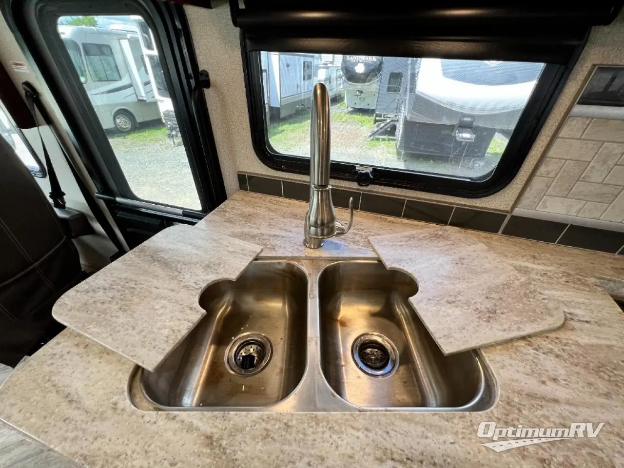 2019 Fleetwood Bounder 35K Photo 16